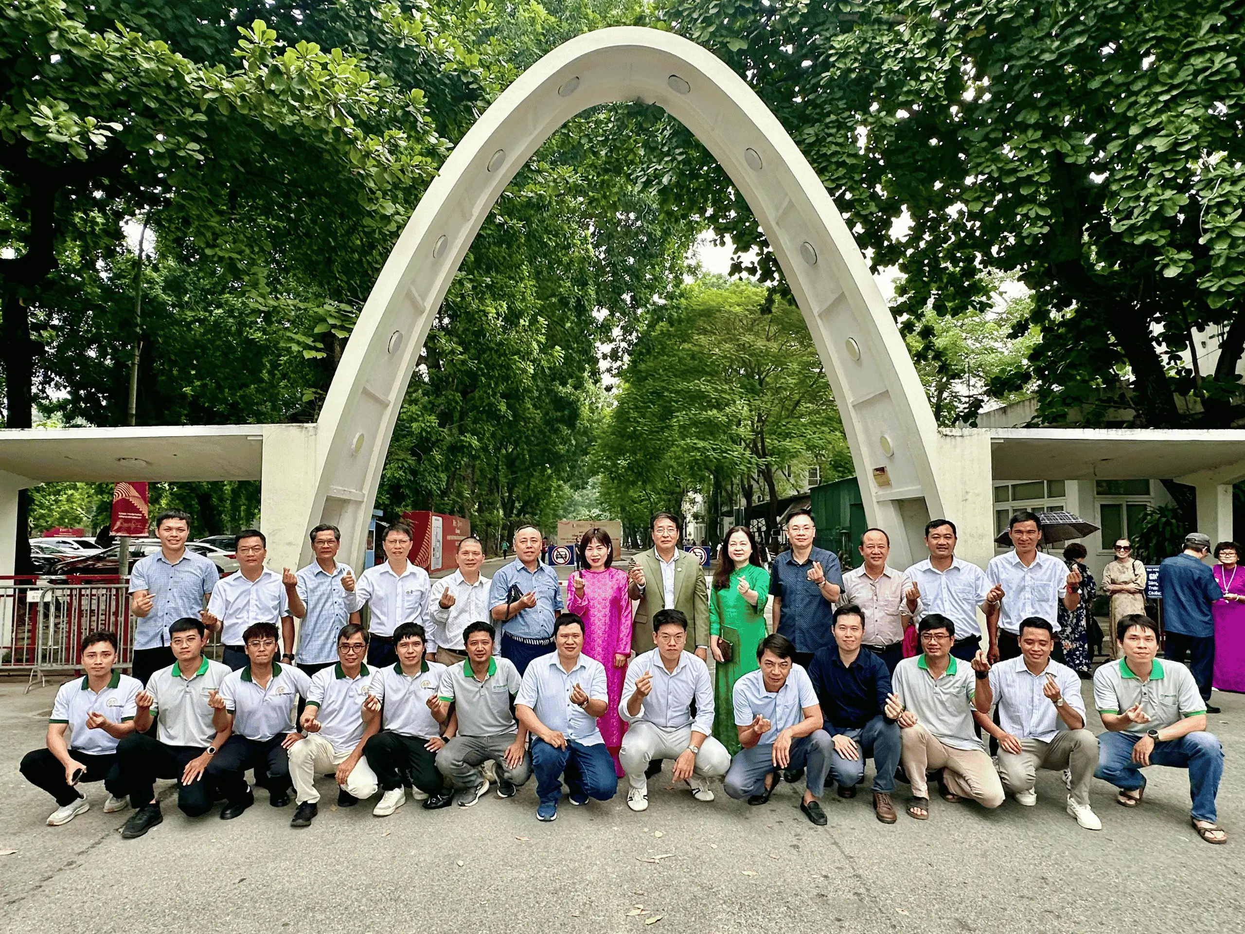Tập thể cán bộ, chuyên viên Vinacontrol - những cựu sinh viên Bách khoa ôn lại kỷ niệm dưới Cổng Parabol