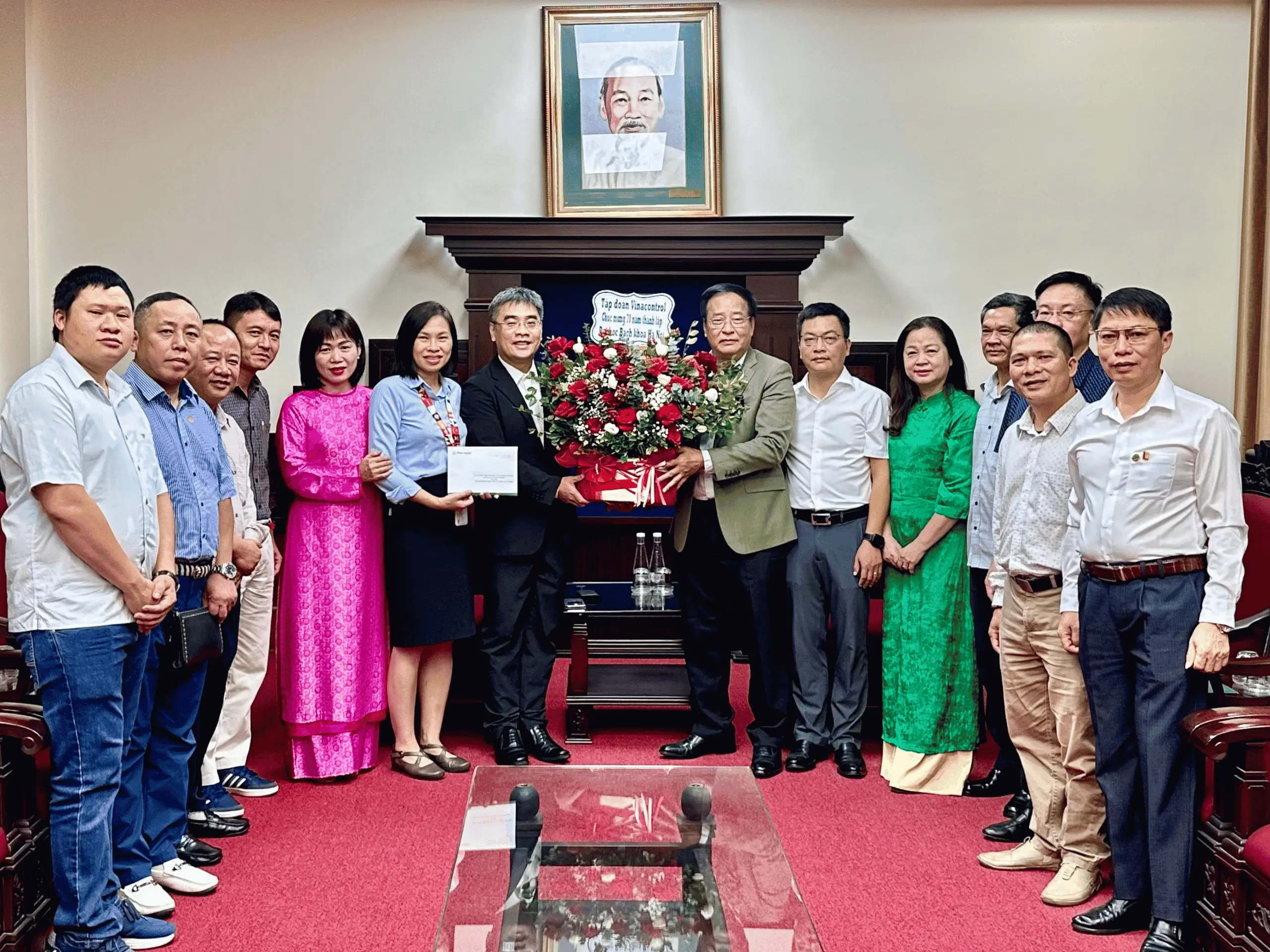Vinacontrol trao tặng Nhà trường món quà lưu niệm ý nghĩa, gửi gắm tình cảm chân thành và sự gắn bó bền chặt của thế hệ cựu sinh viên Vinacontrol với Đại học Bách khoa Hà Nội