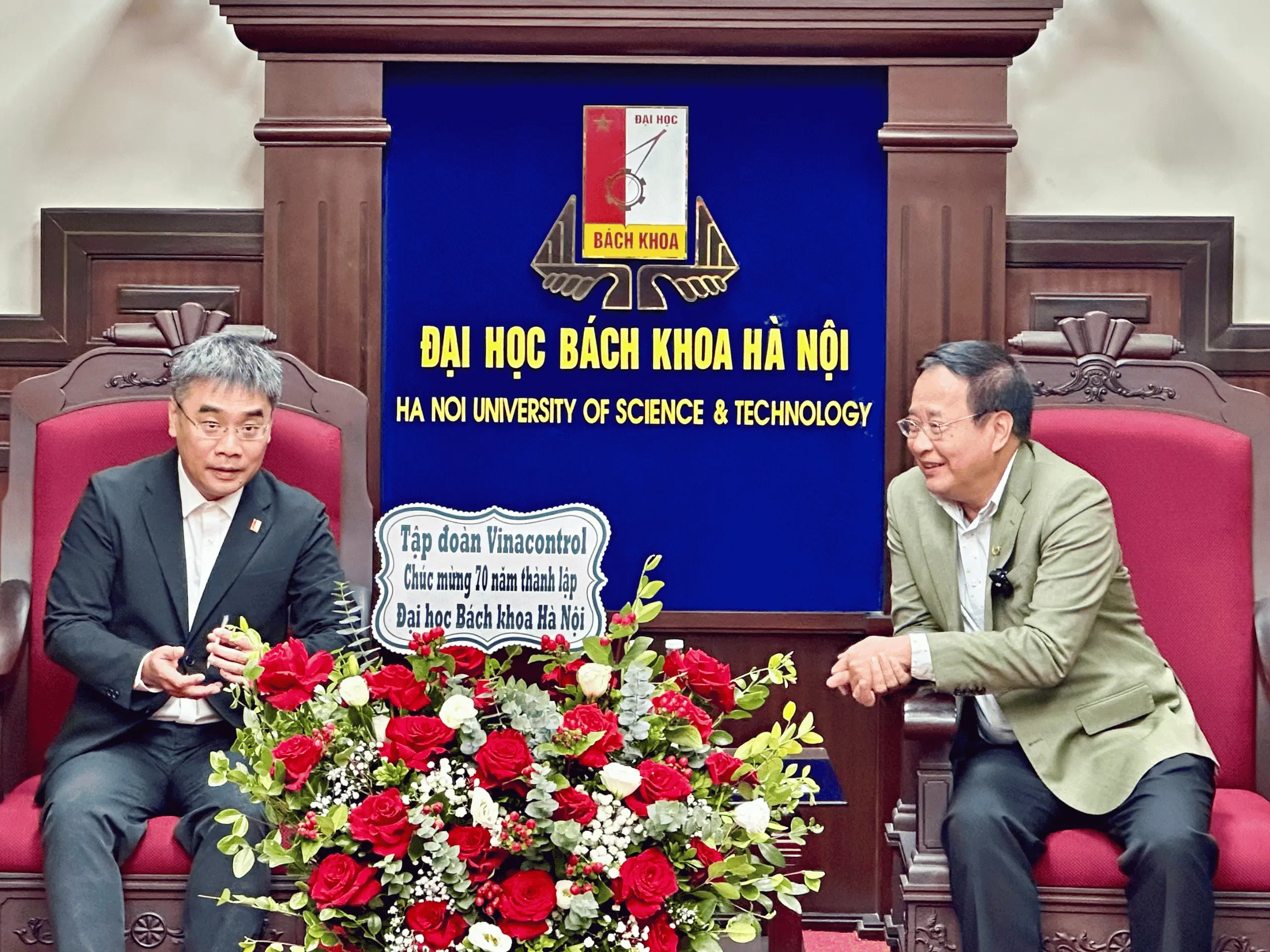 Ông Mai Tiến Dũng - Tổng Giám đốc Tập đoàn Vinacontrol gặp gỡ và trao đổi với PGS.TS Huỳnh Đăng Chính - Phó Giám đốc Đại học Bách khoa Hà Nội nhân dịp kỷ niệm 70 năm thành lập Trường 