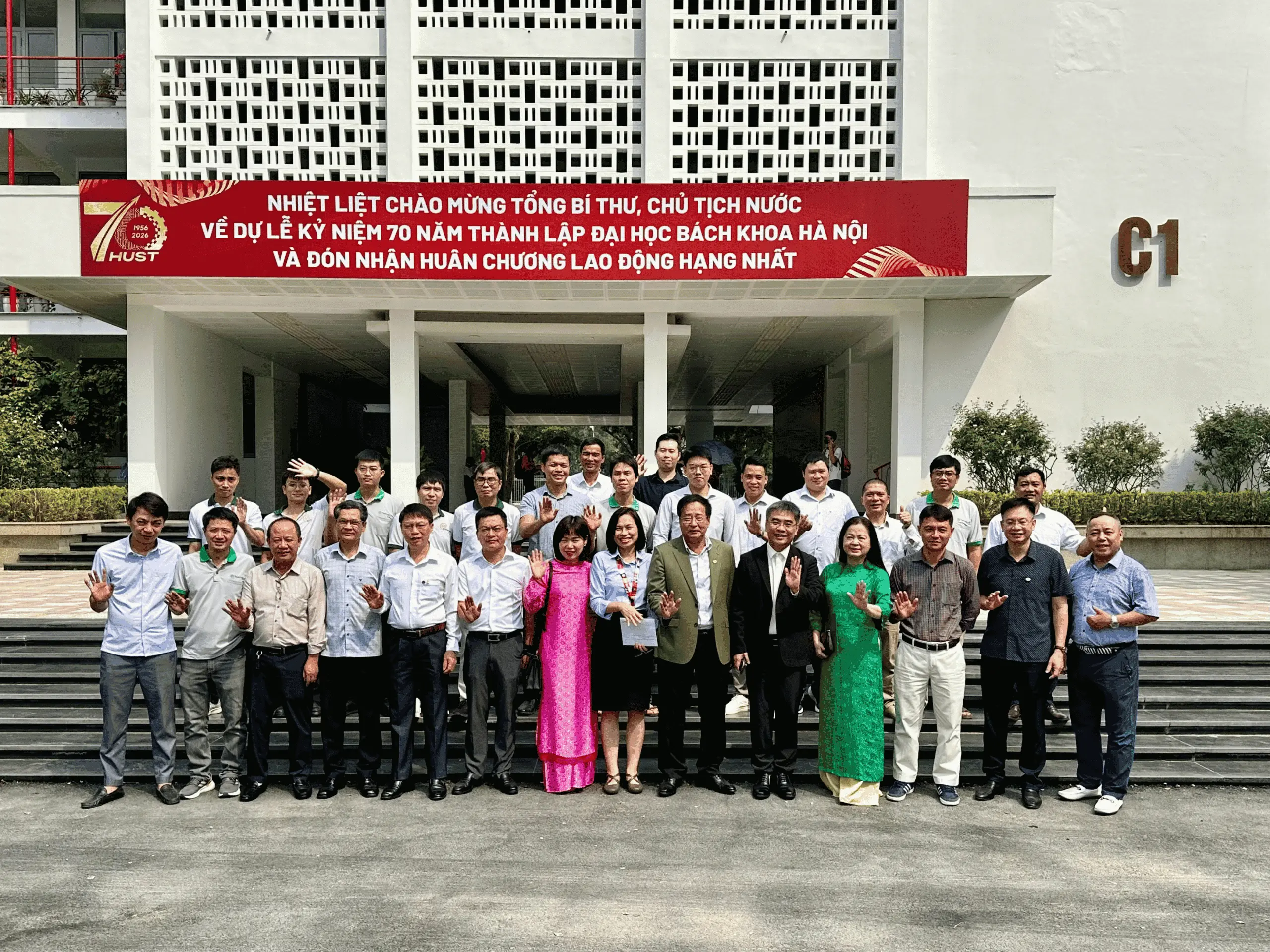 Tập thể cán bộ, chuyên viên Vinacontrol trở về thăm lại mái trường xưa