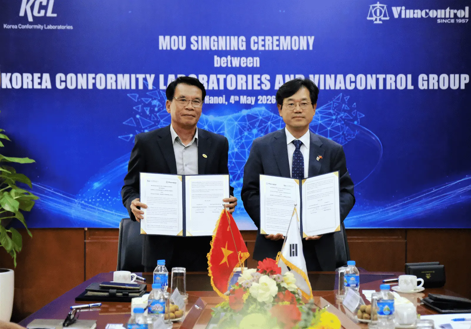 Ông Cheon Young Ghil - VIện trưởng KCL và Ông Phan Văn Hùng - Phó Tổng Giám đốc Vinacontrol Group ký kết biên bản ghi nhớ hợp tác giữa hai tổ chức