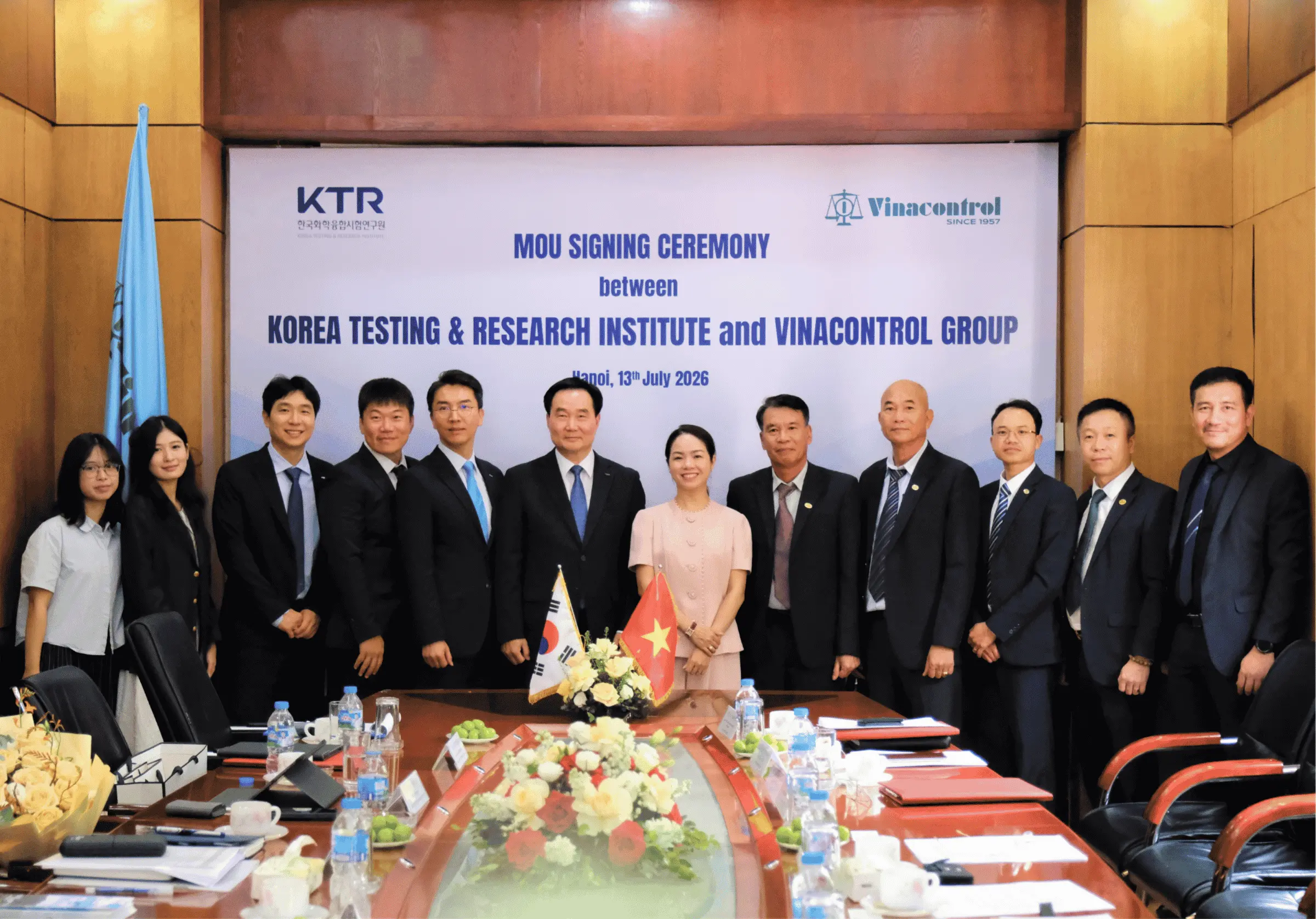 Các đại biểu tham dự Lễ ký kết Biên bản ghi nhớ hợp tác (MOU) giữa Korea Testing & Research Institute (KTR) và Vinacontrol Group