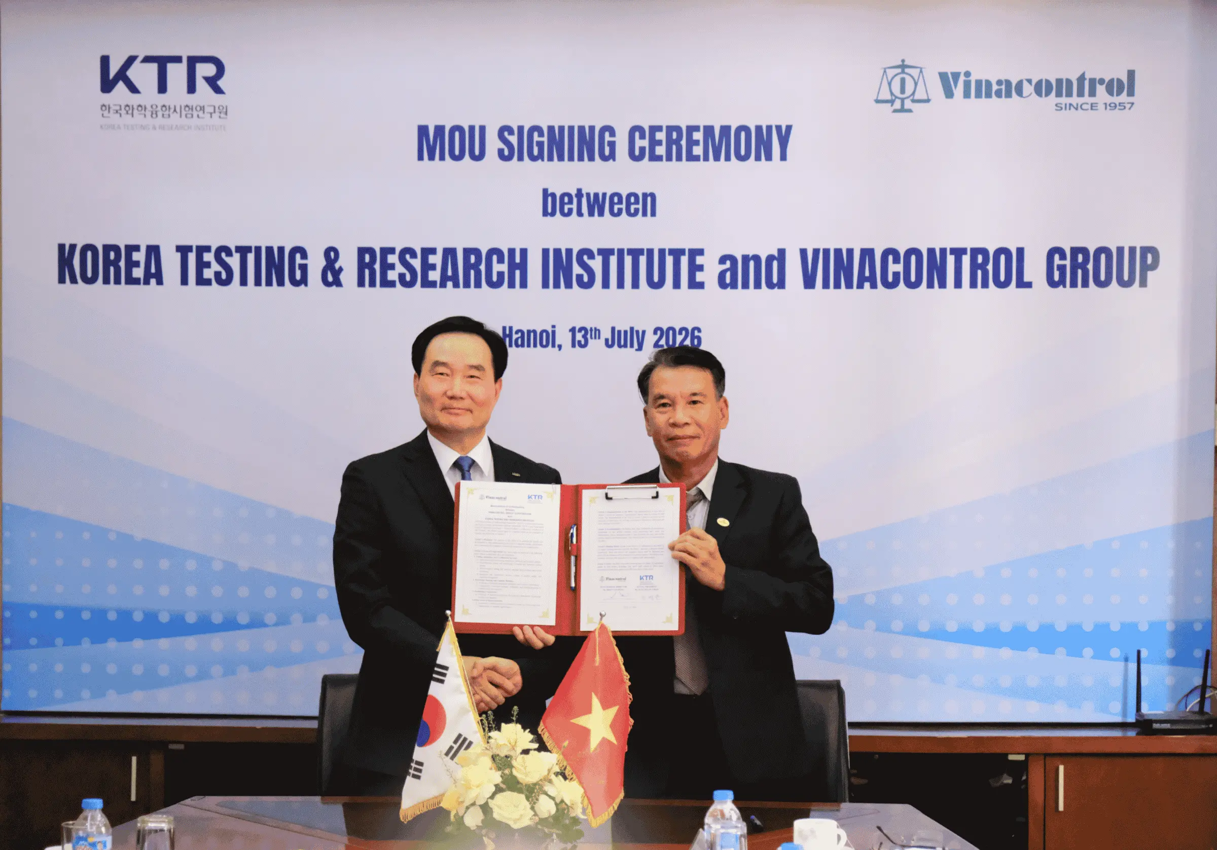 Ông Jung Byung Chan - Quyền Chủ tịch KTR và Ông Phan Văn Hùng - Phó Tổng Giám đốc Vinacontrol Group ký kết Biên bản ghi nhớ hợp tác giữa hai tổ chức