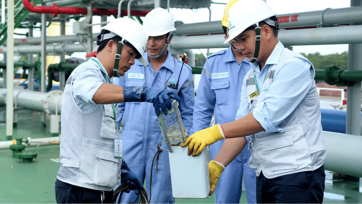 Giám định viên Vinacontrol thực hiện lấy mẫu dầu phục vụ phân tích, thử nghiệm chất lượng