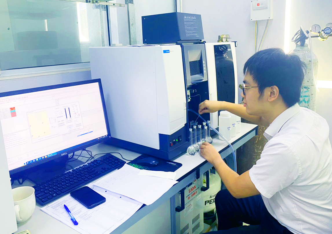 Phân tích mẫu cây lúa và đất thu lấy từ khu vực thực nghiệm dự án Agrivoltaics tại phòng thí nghiệm của Vinacontrol Group
